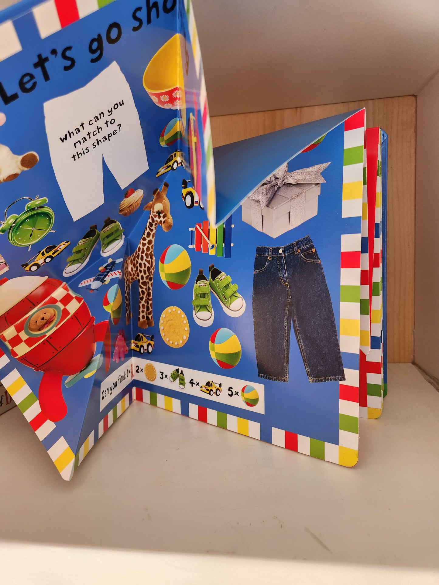 Treasure Hunt Around The Town Fold Out Book( Priddy)